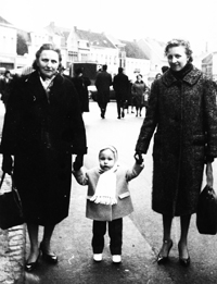 Christiane met haar moeder en haar dochter Marie Anne op de jaarmarkt